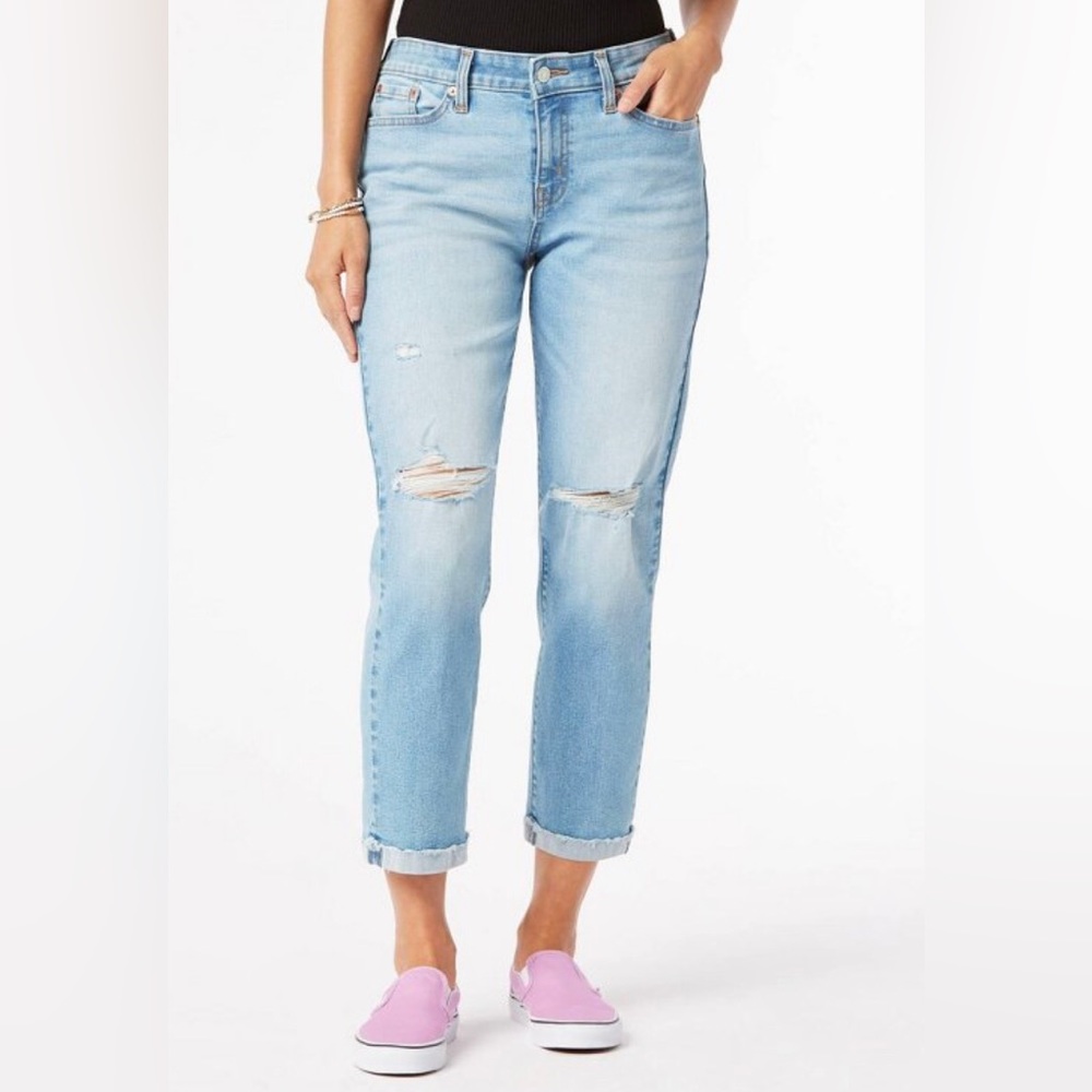 DENIZEN from Levi’s boyfriend mid-rise cropped jeans. NEW without tags!!